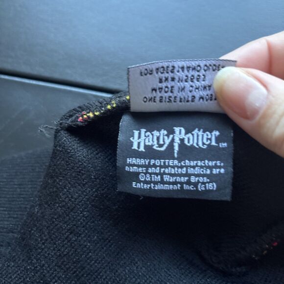 Officially Licensed Warner Bros Harry Potter Gryffindor Beanie - Picture 3 of 4